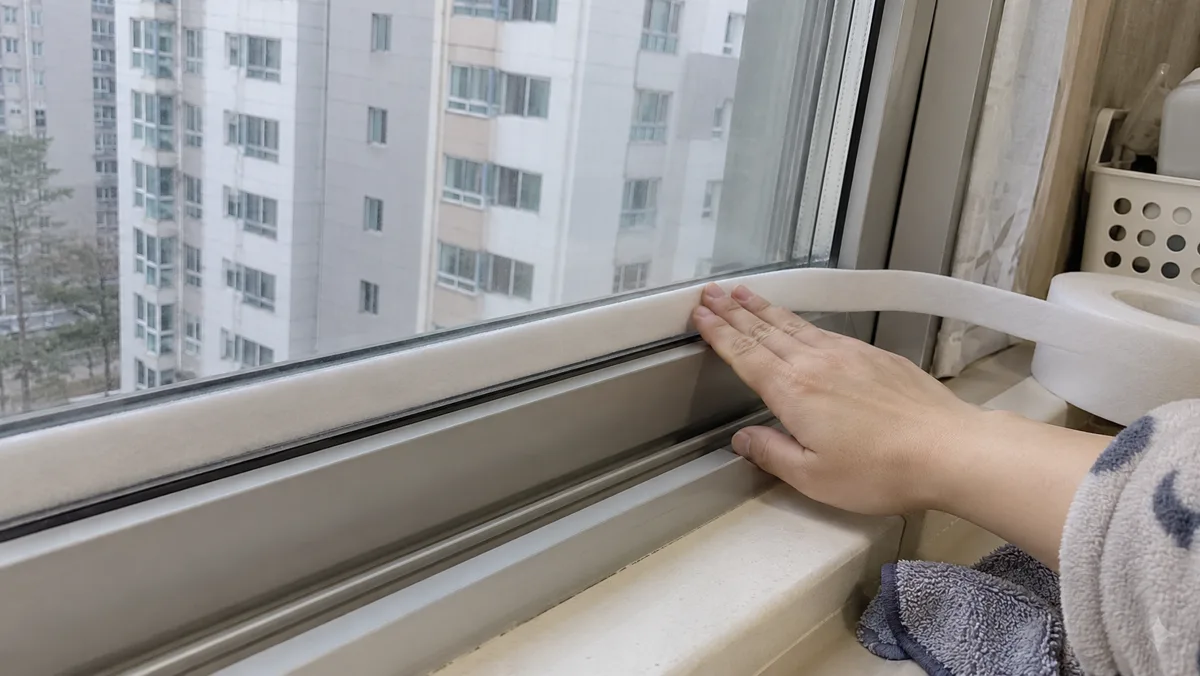 유리 맨 아래, 창틀 레일 바로 위가 물이 모이는 길목이에요